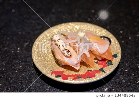 サーモンざんまい・美しく輝く金の皿 134489648