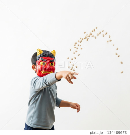 鬼のお面をかぶった子どもの投げ動作 134489678