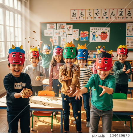 明るく楽しい教室の節分風景 134489679