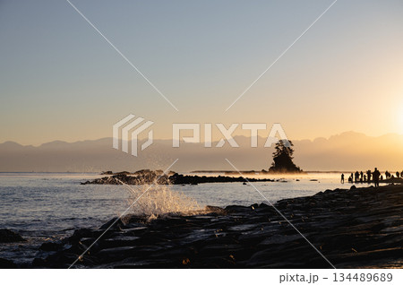 波が朝日に光る雨晴海岸 波が朝日に光る雨晴海岸 134489689