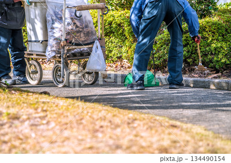 日本の横浜都市景観年の瀬…高齢化社会 落葉掃除をする高齢男性ら…高齢でも働かなければならない社会とは 134490154
