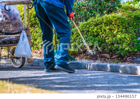 日本の横浜都市景観年の瀬…高齢化社会 落葉掃除をする高齢男性ら…高齢でも働かなければならない社会とは 日本の横浜都市景観年の瀬…高齢化社会 落葉掃除をする高齢男性ら…高齢でも働かなければならない社会とは 134490157