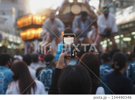 祭りの神輿を撮影するスマホ（前橋まつり） 134490346