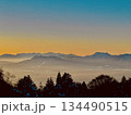 夕焼けに浮かぶ北アルプス連峰 134490515