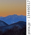 夕焼けに染まる北アルプスの山々 134490517