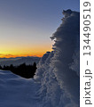 雪の上に沈む太陽 134490519