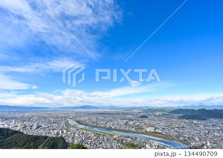 快晴の日に金華山から見下ろす岐阜市内の俯瞰写真【岐阜風景】 134490709
