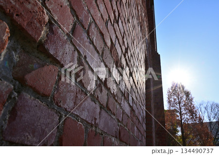 レンガの壁が続く水路閣 134490737