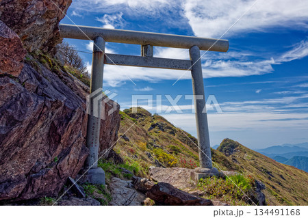 富士浅間神社・奥の院の鳥居と谷川岳・トマの耳 富士浅間神社・奥の院の鳥居と谷川岳・トマの耳 134491168