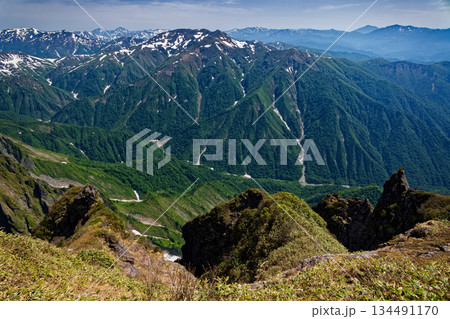 谷川岳・一ノ倉岳間から見る残雪の朝日岳・巻機山・越後三山・尾瀬の山並み 134491170