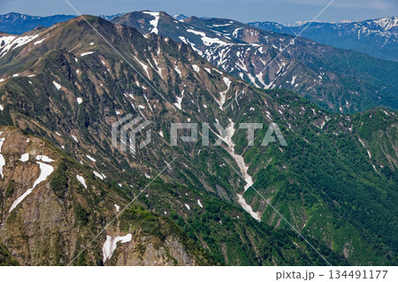 谷川岳・一ノ倉岳間から見る残雪の上越国境稜線と白馬岳 谷川岳・一ノ倉岳間から見る残雪の上越国境稜線と白馬岳 134491177