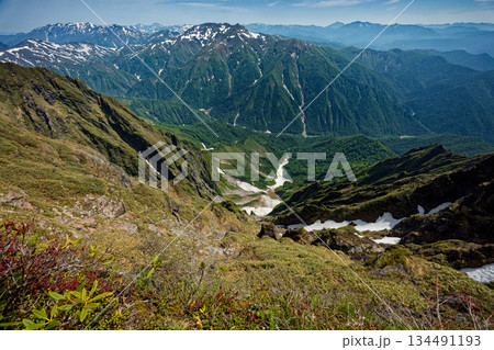 谷川岳・一ノ倉岳稜線から見る一ノ倉沢と朝日岳・巻機山・越後三山・尾瀬の山並み 134491193