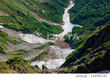 谷川岳・一ノ倉岳間の縦走路から見る一ノ倉沢の雪渓 134491197