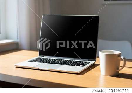 朝の静かな作業デスク｜ノートパソコンとコーヒーの在宅ワーク背景 134491759