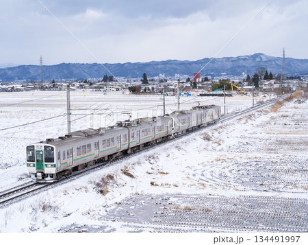 【山形線】冬の田園風景を走行する普通列車 【山形線】冬の田園風景を走行する普通列車 134491997