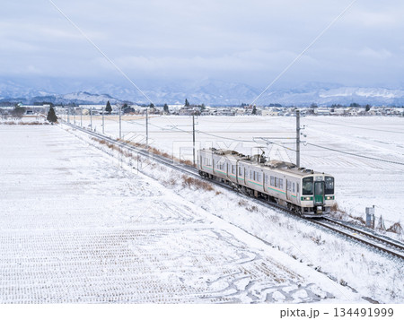 【山形線】冬の田園風景を走行する普通列車 【山形線】冬の田園風景を走行する普通列車 134491999
