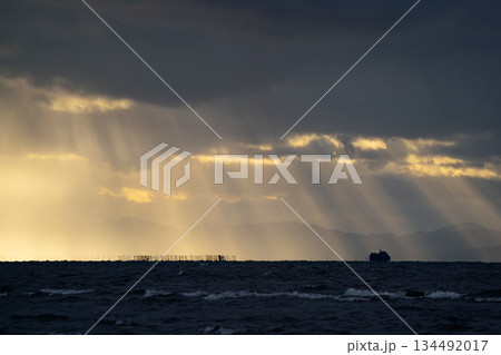 湖に降り注ぐ天使の梯子 134492017