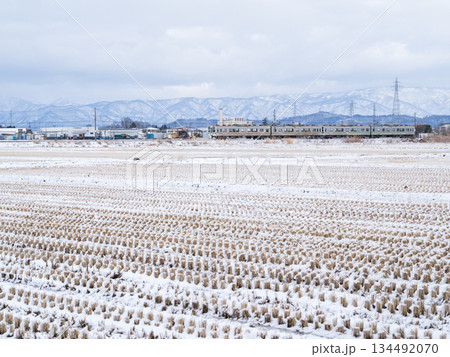 【山形線】冬の田園風景を走行する普通列車 【山形線】冬の田園風景を走行する普通列車 134492070