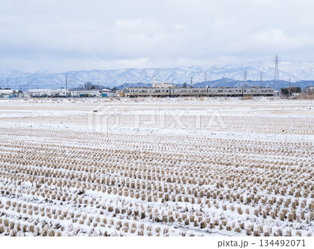 【山形線】冬の田園風景を走行する普通列車 【山形線】冬の田園風景を走行する普通列車 134492071