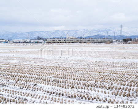 【山形線】冬の田園風景を走行する普通列車 【山形線】冬の田園風景を走行する普通列車 134492072