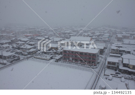 雪の積もった空き地 134492135