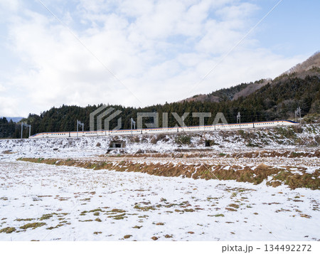【山形線】冬の峠に差し掛かる新幹線つばさ号 【山形線】冬の峠に差し掛かる新幹線つばさ号 134492272