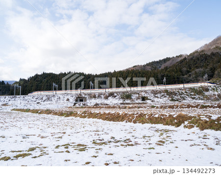 【山形線】冬の峠に差し掛かる新幹線つばさ号 134492273