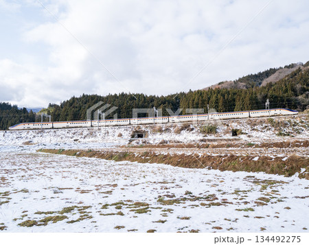 【山形線】冬の峠に差し掛かる新幹線つばさ号 134492275