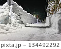 大雪後の歩道 134492292