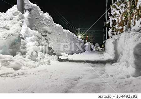 大雪後の歩道 134492292