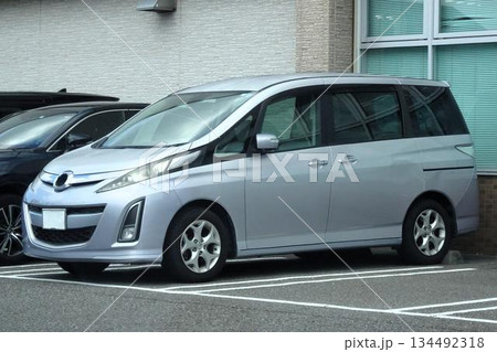 ミニバン型の乗用車 134492318