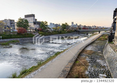 早朝の四条大橋から見た鴨川の風景　朝焼け　京都府京都市 134492320