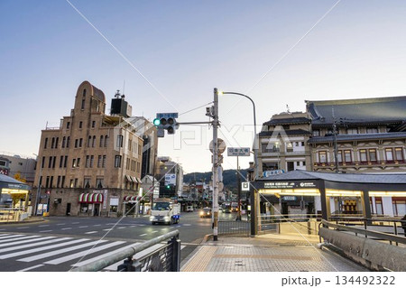 早朝の四条大橋交差点から八坂神社方面を見た風景　京都府京都市 134492322