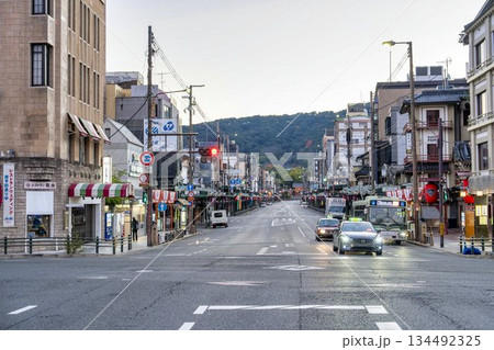 早朝の四条大橋交差点から八坂神社方面を見た風景 京都府京都市 早朝の四条大橋交差点から八坂神社方面を見た風景 京都府京都市 134492325