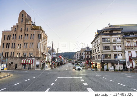 早朝の四条大橋交差点から八坂神社方面を見た風景 京都府京都市 早朝の四条大橋交差点から八坂神社方面を見た風景 京都府京都市 134492326