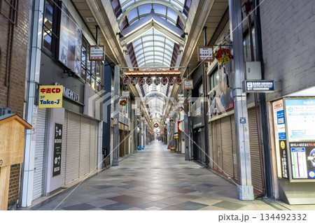 早朝の新京極商店街　四条通側から　京都府京都市 134492332