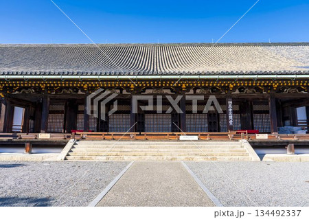 晩秋の蓮華王院 (三十三間堂)　本堂　京都府京都市 134492337