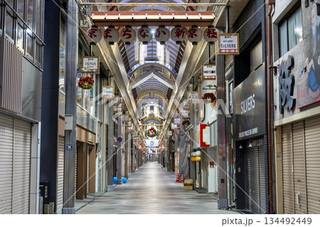 早朝の新京極商店街　四条通側から　京都府京都市 134492449