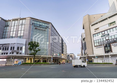 早朝の四条河原町交差点 京都府京都市 早朝の四条河原町交差点 京都府京都市 134492452