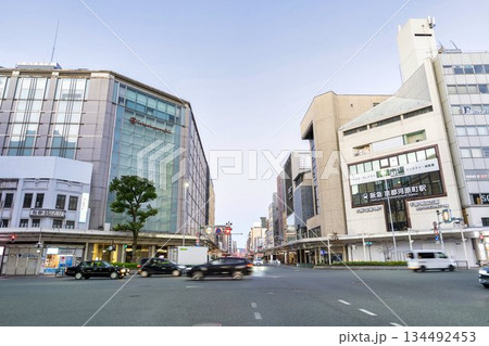 早朝の四条河原町交差点 京都府京都市 早朝の四条河原町交差点 京都府京都市 134492453