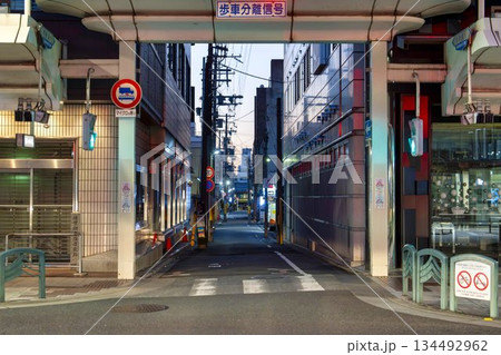 早朝の四条通りから見た路地　堺町通　京都府京都市 134492962