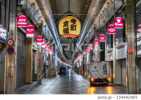早朝の寺町京極商店街　四条通側から　京都府京都市 134492965