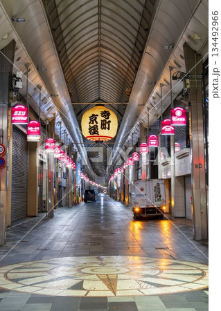 早朝の寺町京極商店街　四条通側から　京都府京都市 134492966