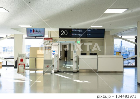 大阪空港の風景　20番搭乗口　大阪（伊丹）空港 134492973