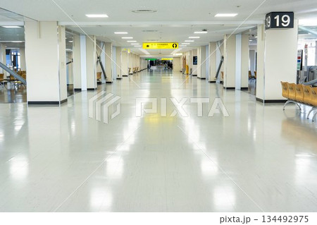 空港の風景　無人の出発ロビー　大阪（伊丹）空港 134492975