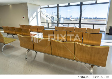 空港の風景　無人の出発ロビー　ベンチ　大阪（伊丹）空港 134492976