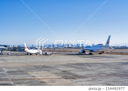 大阪空港(伊丹空港)の風景 駐機中の飛行機 大阪府豊中市 大阪空港(伊丹空港)の風景 駐機中の飛行機 大阪府豊中市 134492977