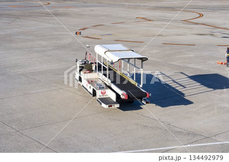 大阪空港（伊丹空港）の風景　ベルトローダー　大阪府豊中市 134492979