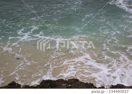 荒れた日の海の高い波の景色 134493037