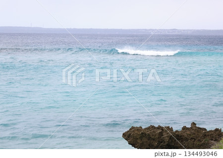 荒れた日の海の高い波の景色 134493046